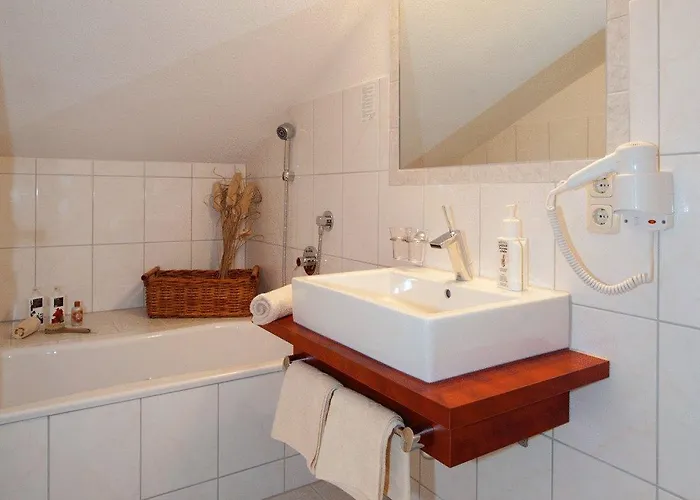 Отель Zum Goldenen Loewen Бибервир